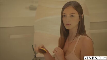 پیرزن روی عکس سکسی فامیلی زمین خودارضایی می کند