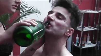 پسر روسی با چربی نازک روی تخت دراز داستان سکسی با عکس سکسی کشیده است